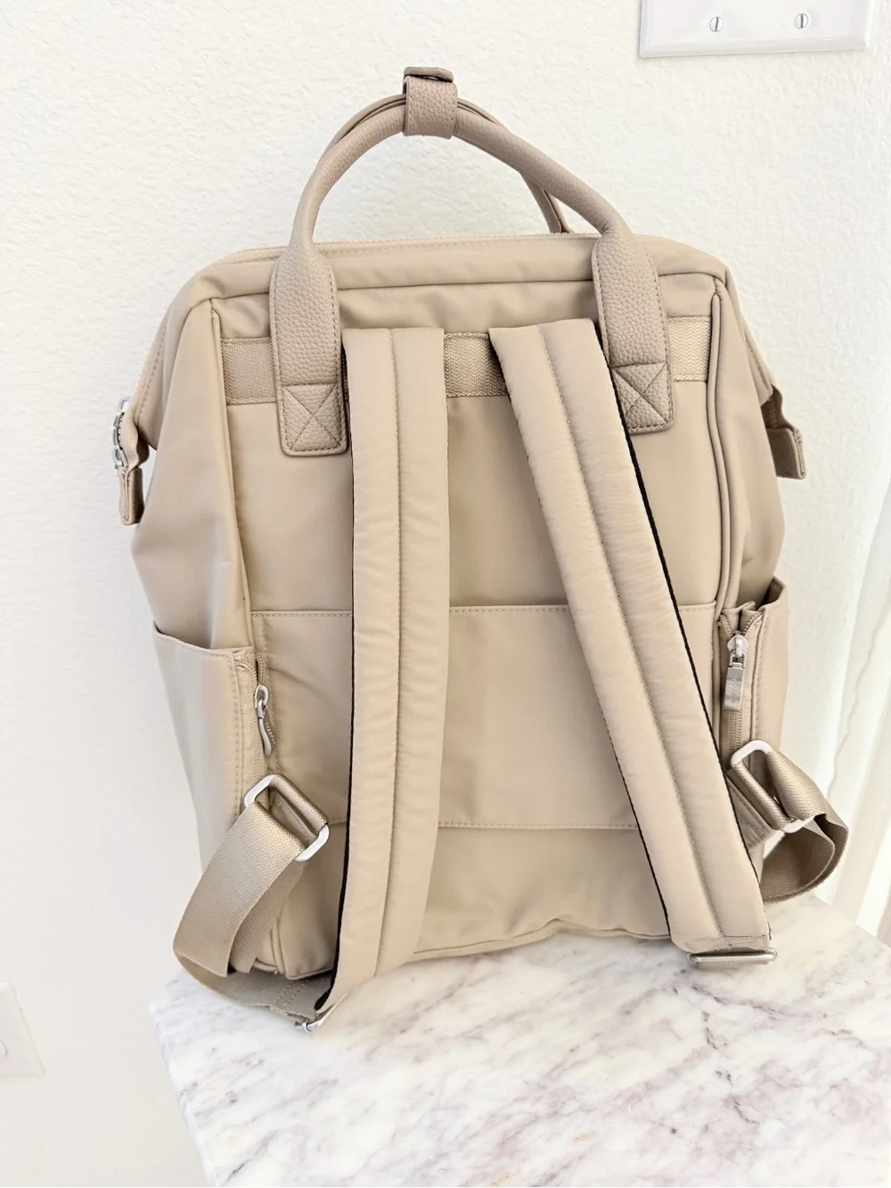 🤎 Baggallini Chelsea Laptop Backpack Taupe Twill Silver Hardware